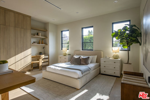 4112 Shadyglade Avenue, Studio City CA: https://media.crmls.org/mediaz/88a4baca-a5e0-4152-85c2-5d7b11010f6b.jpg