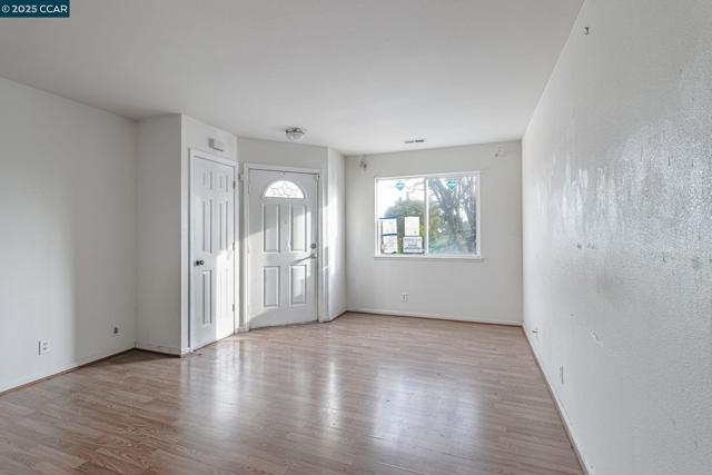 813 Grant St, Vallejo CA: https://media.crmls.org/mediaz/88a50113-35ef-470d-bbe4-6d57f88fa224.jpg