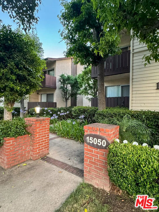 15050 Victory Boulevard, 103 photo 2