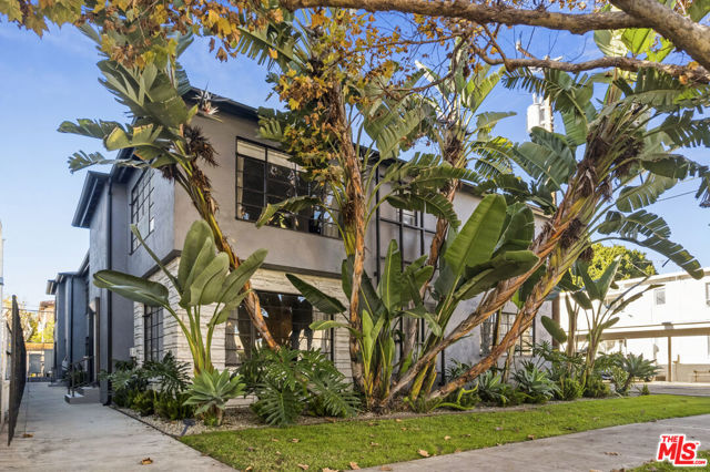 419 S Rexford Drive, Beverly Hills CA: https://media.crmls.org/mediaz/88a5ac02-3069-4c03-81a0-dca9c8e42171.jpg