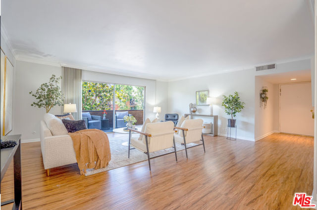 818 S Lucerne Boulevard, Los Angeles CA: https://media.crmls.org/mediaz/88a7a026-6d5e-43fc-bd35-922b25b6710b.jpg