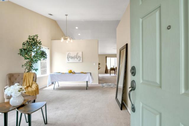 1218 Fetzer Ln, Oakley CA: https://media.crmls.org/mediaz/88a82008-07e2-4b02-879b-2a19b526360d.jpg