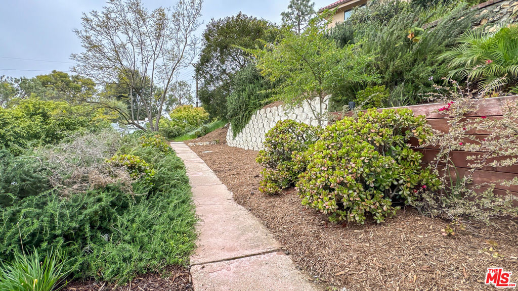 https://media.crmls.org/mediaz/88a85e97-634c-4c00-9e8c-b4432858316e.jpg?preset=X-Large