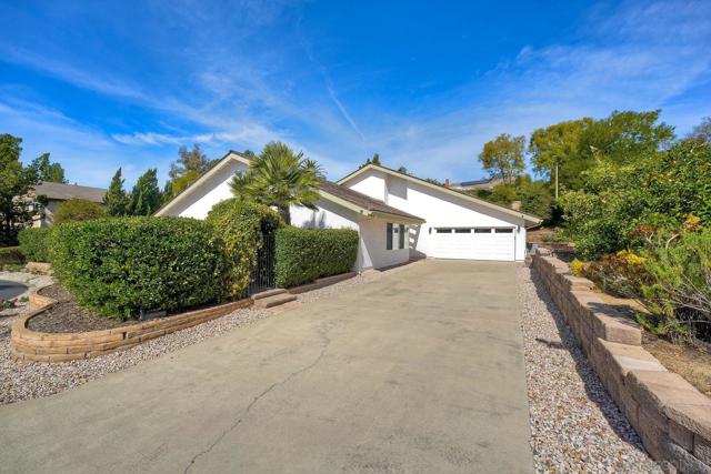 17240 Cuvee Ct, Poway CA: https://media.crmls.org/mediaz/88a9eee1-e7eb-416e-b326-7974de92261b.jpg