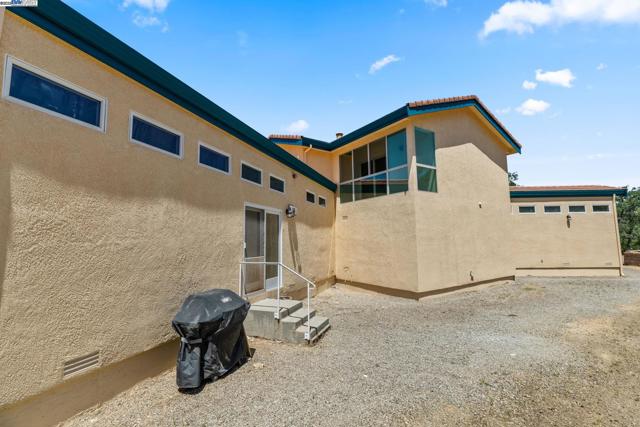 59480 Mines Rd, Livermore CA: https://media.crmls.org/mediaz/88ab5164-89ea-4260-83d8-13e340f0a008.jpg