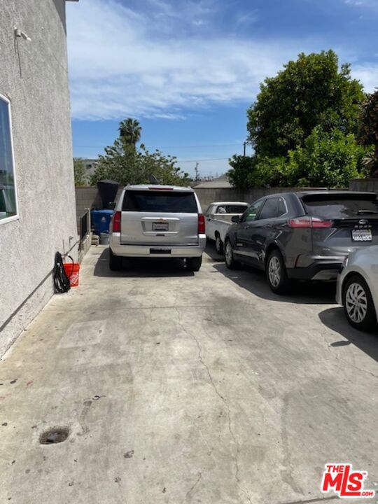 524 N Cummings Street, Los Angeles CA: https://media.crmls.org/mediaz/88ac8dac-9dac-493b-9744-ec79e7bf1595.jpg