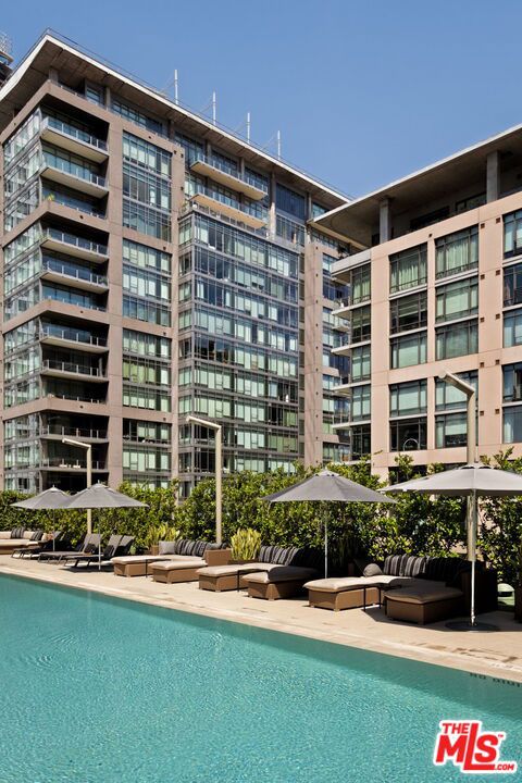 1155 S Grand Avenue, Los Angeles CA: https://media.crmls.org/mediaz/88ad5026-cca9-4273-91d8-188988aaa1bf.jpg