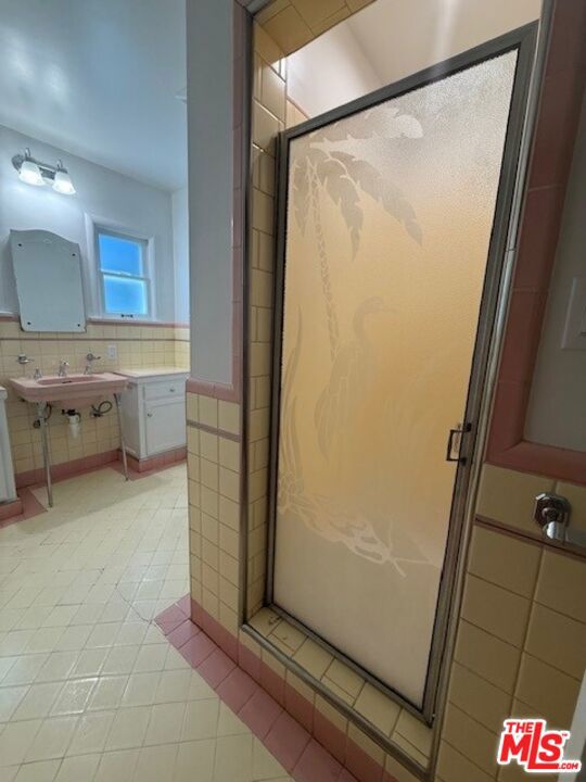 2515 Canyon Drive, Los Angeles CA: https://media.crmls.org/mediaz/88ad78b9-a697-4896-836d-3f08d38c6740.jpg