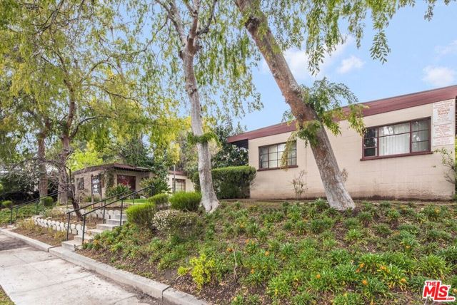 485 E Washington Boulevard, Pasadena CA: https://media.crmls.org/mediaz/88adf08b-5e11-439b-b224-d12ac87eda3d.jpg