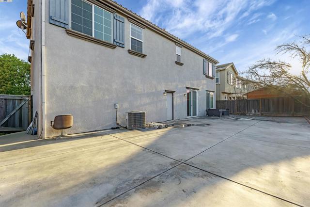 501 Carnaby Rd, Lathrop CA: https://media.crmls.org/mediaz/88ae33d1-67bf-4e0b-8514-28b4e342d00a.jpg