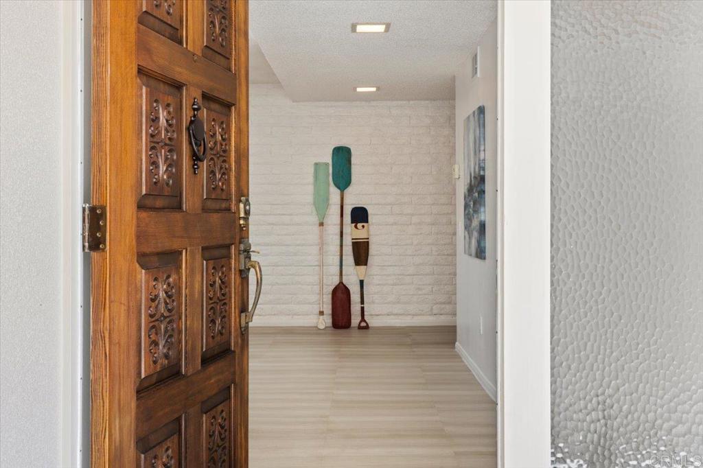https://media.crmls.org/mediaz/88ae4cb9-269b-4dcd-a18e-5b63265df86c.jpg?preset=X-Large