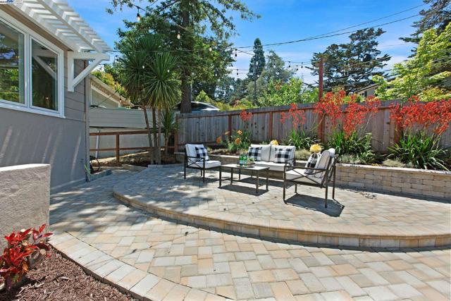 5601 Castle Dr, Oakland CA: https://media.crmls.org/mediaz/88aeb0d1-957f-4bec-979a-37baee0b55c3.jpg