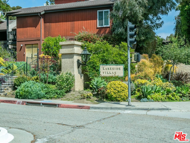 4939 Maytime Lane, Culver City CA: https://media.crmls.org/mediaz/88b0559f-047d-48b2-9b8b-01af1d30781a.jpg