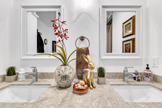 527 Jade Lane, Palm Springs CA: https://media.crmls.org/mediaz/88b15fcb-73b2-49f6-bb44-e5e8890be845.jpg