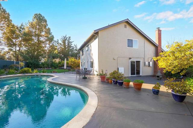 3608 Siskiyou Ct, Hayward CA: https://media.crmls.org/mediaz/88b1708d-1187-4bae-8857-5b842a466145.jpg