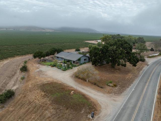 43002 Arroyo Seco Road, Soledad CA: https://media.crmls.org/mediaz/88b17d72-06ea-4a6f-9120-4fb6c6c7c402.jpg