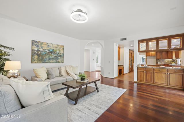 287 Golden Fern Court, Simi Valley CA: https://media.crmls.org/mediaz/88b1d1f5-8046-4da4-a2cd-8adefbe50cd6.jpg