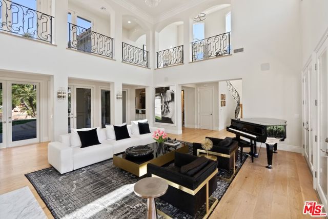 23593 Park South Street, Calabasas CA: https://media.crmls.org/mediaz/88b3515c-1724-4117-be88-78af80ada8ab.jpg