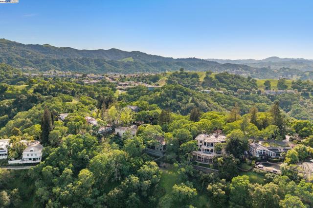 361 Castle Crest Rd, Alamo CA: https://media.crmls.org/mediaz/88b3d652-ffd7-415e-98e4-8633a31ea855.jpg