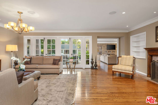 723 N Sierra Drive, Beverly Hills CA: https://media.crmls.org/mediaz/88b47b41-c884-480b-a3f5-456085e81d34.jpg