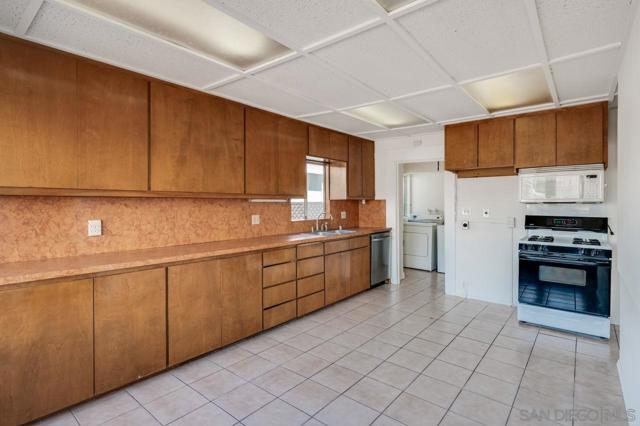 3711 29th St, San Diego CA: https://media.crmls.org/mediaz/88b4b822-1cf1-4d6b-af58-7382ffacb21e.jpg