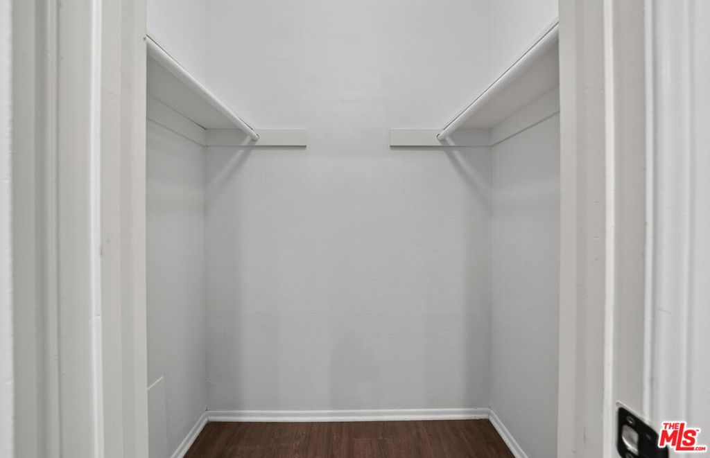 https://media.crmls.org/mediaz/88b55fea-24e4-4b6d-91b0-a99a8d273a66.jpg?preset=X-Large