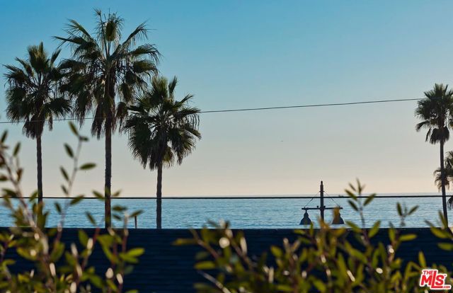 17 20th Avenue, Venice CA: https://media.crmls.org/mediaz/88b6def4-ae1e-4053-bb94-28fa2af8d1c3.jpg