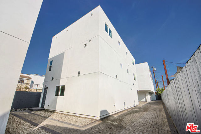 954 N Kingsley Drive, Los Angeles CA: https://media.crmls.org/mediaz/88b78da8-0584-4a9c-9e67-0ff0b6a21e48.jpg