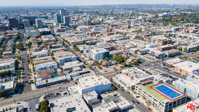 321 Oxford Avenue, Los Angeles, California 90010, 3 Bedrooms Bedrooms, ,2 BathroomsBathrooms,Condominium,For Sale,Oxford,24422237