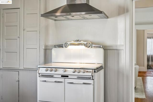 478 43rd St, Oakland CA: https://media.crmls.org/mediaz/88b98394-408f-41ef-9070-48f57ccbdc39.jpg