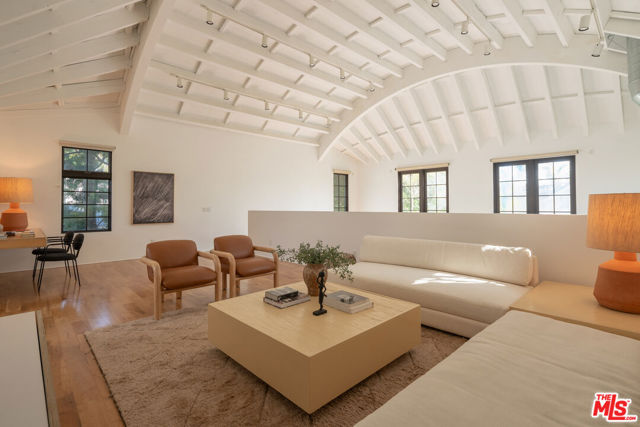 509 Santa Clara Avenue, Venice CA: https://media.crmls.org/mediaz/88baca87-cbac-40f0-ae84-cf592e246390.jpg