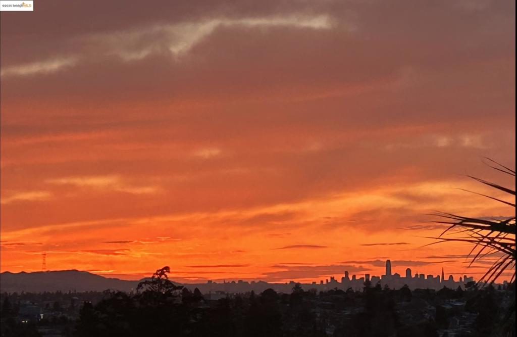 https://media.crmls.org/mediaz/88bafa69-112c-4c21-b3fc-8b5be1b8d336.jpg?preset=X-Large