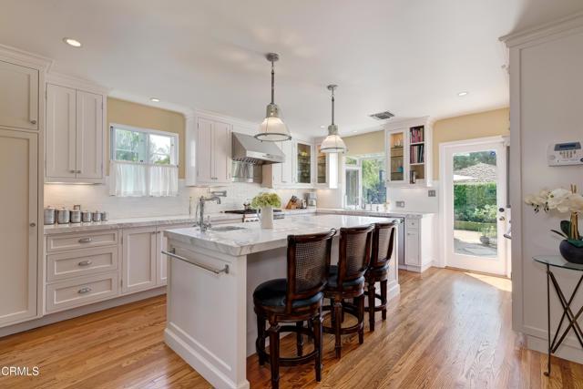 807 N Doheney Drive, Beverly Hills CA: https://media.crmls.org/mediaz/88bc4942-a4fc-4075-b3f8-c8c2e2333589.jpg