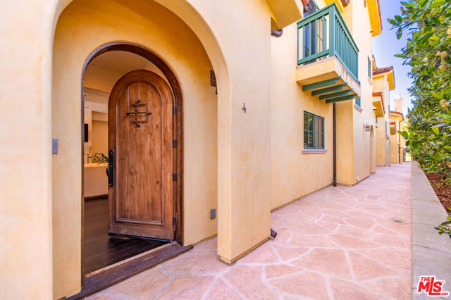 851 19th Street, Santa Monica CA: https://media.crmls.org/mediaz/88bce9c2-8dd0-4823-be12-0da6ec3c0802.jpg