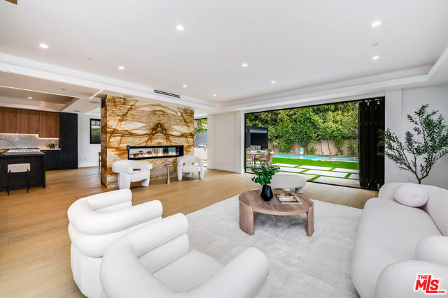 4906 Van Noord Avenue, Sherman Oaks CA: https://media.crmls.org/mediaz/88bfdb0a-66fb-4085-814b-e774665468e3.jpg