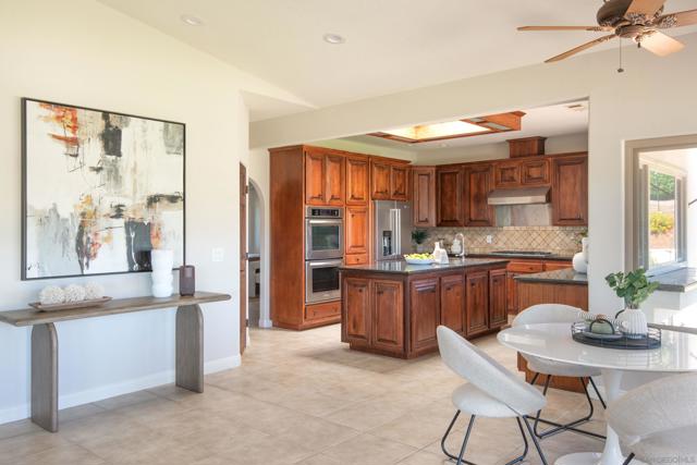 30343 Calle La Reina, Bonsall CA: https://media.crmls.org/mediaz/88c059e9-0efb-41a2-820c-d6c660041a35.jpg