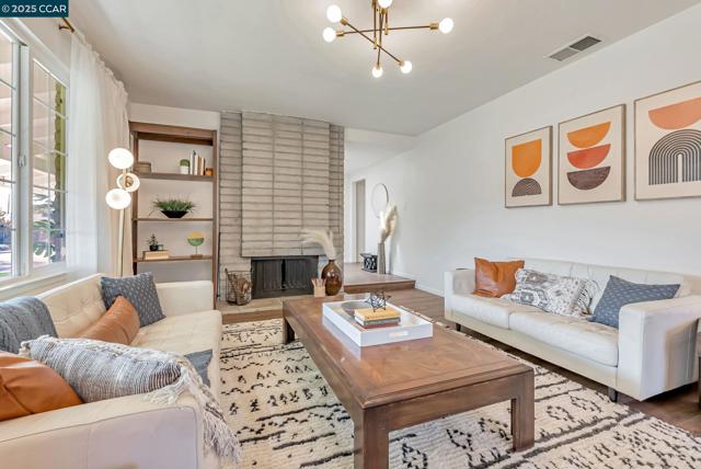 1836 Boxwood Dr, Concord CA: https://media.crmls.org/mediaz/88c0fa19-9e25-46b3-96a8-7956fa6ff662.jpg