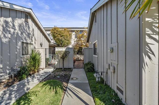 756 Duffin Drive, Hollister CA: https://media.crmls.org/mediaz/88c11105-299a-4f4c-aeda-87af2fb1f2cd.jpg