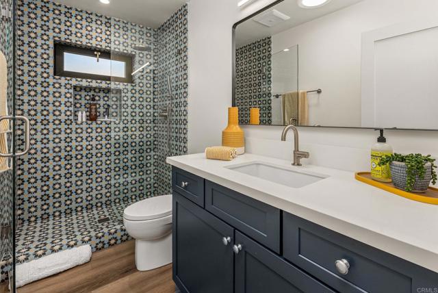 Detail Gallery Image 11 of 39 For 2087 via Ladeta, La Jolla,  CA 92037 - 2 Beds | 2 Baths