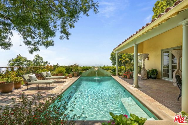 1634 Gilcrest Drive, Beverly Hills CA: https://media.crmls.org/mediaz/88c17bc8-a5bb-44f6-b71a-89b6465af0fb.jpg