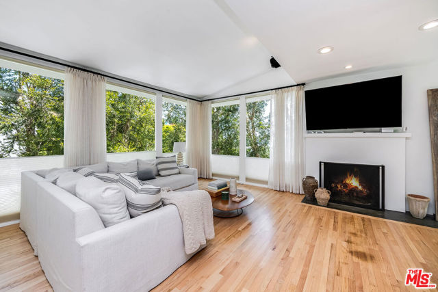 1331 CORDELL Place, Los Angeles CA: https://media.crmls.org/mediaz/88c18fa5-eac4-4c3d-a02d-91b8afa708cc.jpg