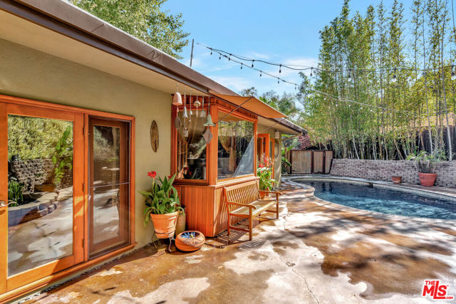 15511 Woodcrest Drive, Sherman Oaks CA: https://media.crmls.org/mediaz/88c27698-ccb4-4253-aa6b-a1335e6b3d68.jpg