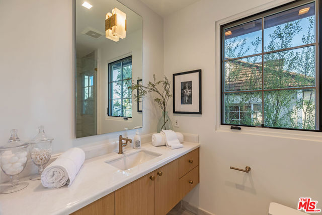 409 21st Street, Santa Monica CA: https://media.crmls.org/mediaz/88c29265-c98a-4a8c-9111-8d8790b0c1f1.jpg