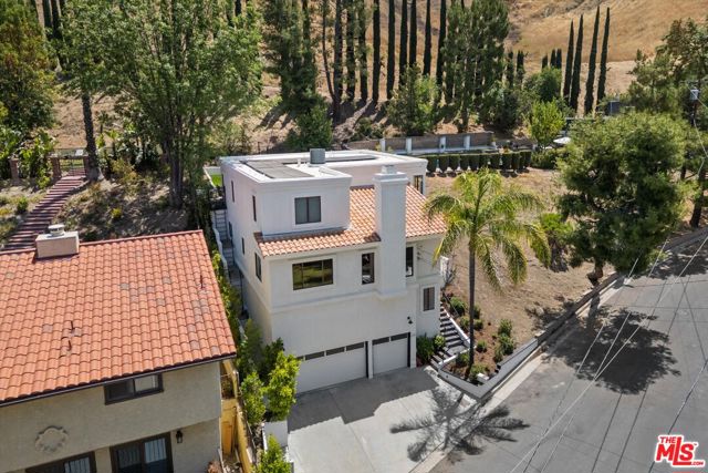 22960 Cass Avenue, Woodland Hills CA: https://media.crmls.org/mediaz/88c33d3d-8a7b-4996-87f2-16c96fc91960.jpg