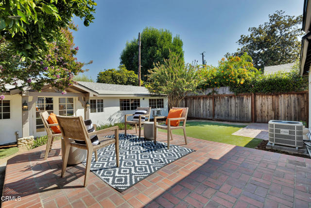410 W Spazier Avenue, Burbank CA: https://media.crmls.org/mediaz/88c34df8-a204-485f-881c-17a83dcc9611.jpg