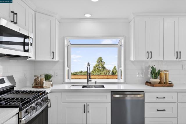 1264 Belfair Dr, Pinole CA: https://media.crmls.org/mediaz/88c38ef5-9389-4282-81bd-8cf49c4bd936.jpg