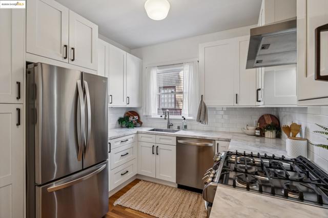 6426 Benvenue Ave, Oakland CA: https://media.crmls.org/mediaz/88c3a829-6728-4413-91fd-5be48404016a.jpg