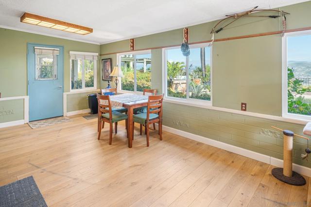 7945 Shadow Hill Dr, La Mesa CA: https://media.crmls.org/mediaz/88c61fc5-00f5-4a3e-b040-7fcb229c8862.jpg