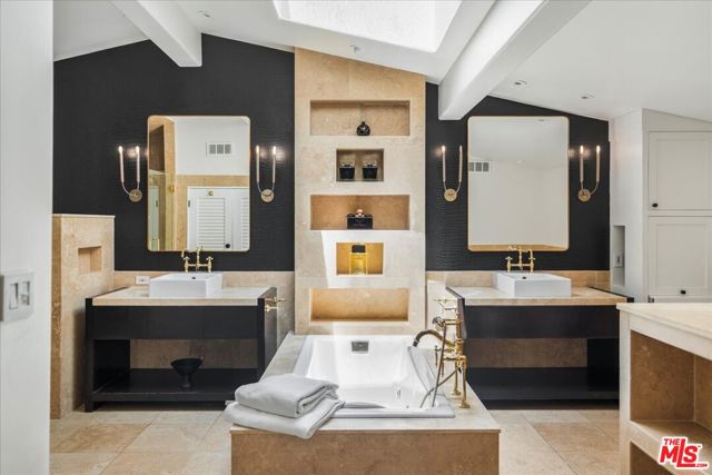 1100 Pine Drive, Beverly Hills CA: https://media.crmls.org/mediaz/88c6e724-55ba-4b17-9b97-4255b778ab96.jpg