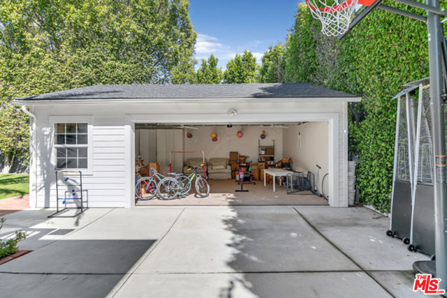 328 El Camino Drive, Beverly Hills CA: https://media.crmls.org/mediaz/88c7198b-8407-46cb-83eb-1ce13f0c8b27.jpg